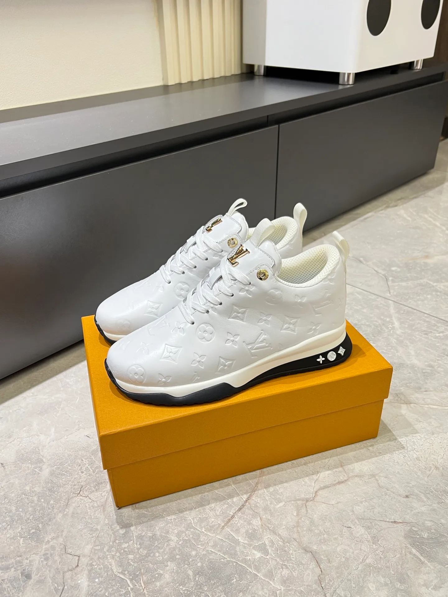 p520 "LOUI* VUITTO*" popular men's casual shoes, genuine development in Italy💯purchasing level quality✔️The upper is made of first-layer cowhide, comfortable and soft sheepskin feet⚡️Fashionable and versatile, the toe last shape is firm and full, and the soles are made from original LV molds and can be freely entered and exited the counter. Light and comfortable on the feet~Purely handmade, details determine quality! Size:39-44!